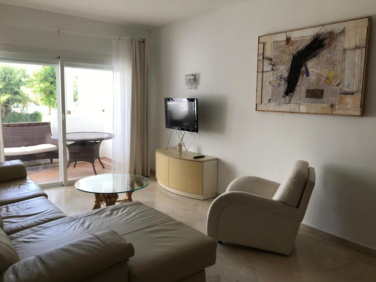 Apartment Costalita, Direct Beach Access, Ground Floor, Salt Water Pool Estepona Exteriör bild