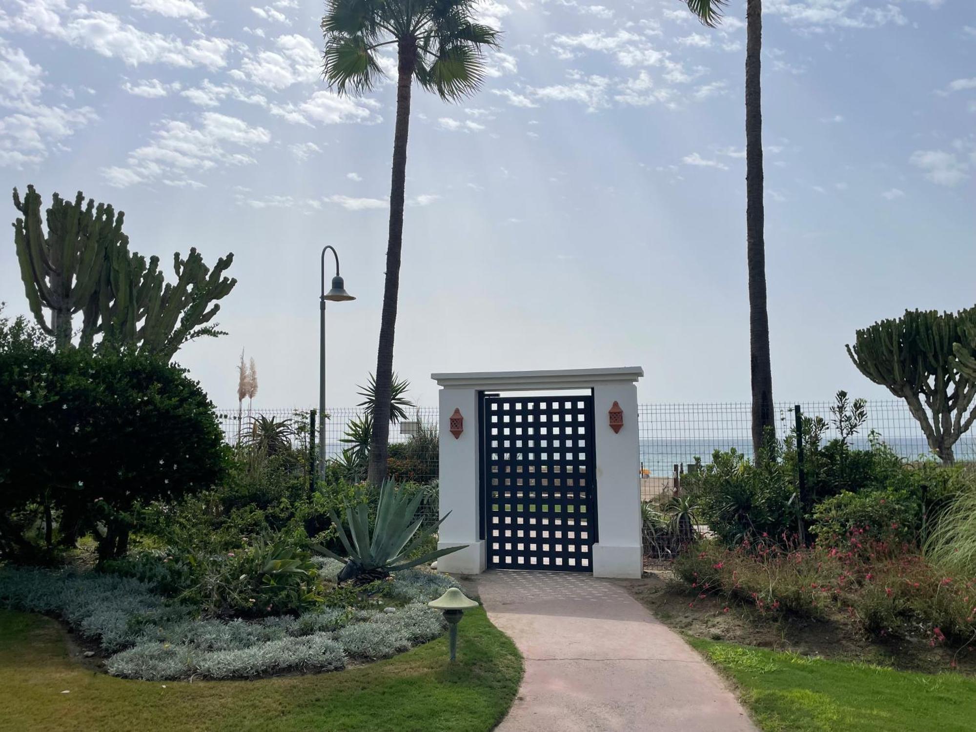 Apartment Costalita, Direct Beach Access, Ground Floor, Salt Water Pool Estepona Exteriör bild